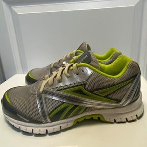 WOMEN SIZE US 7.5 REEBOK ULTIMATIC ATHELTIC SHOES